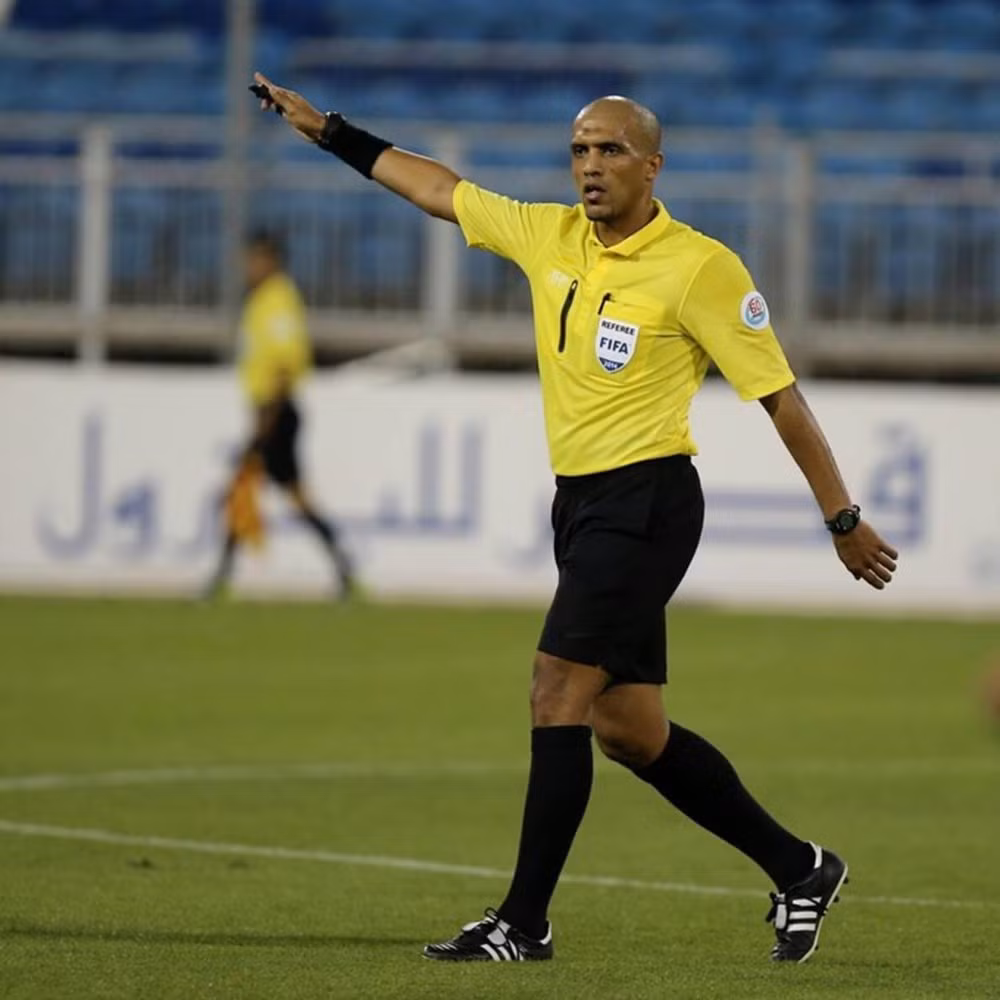 Tuy nhiên, trong trận đấu, trọng tài người Oman, ông Ahemd Alkaf đã có hai quyết định gây bất lợi cho tuyển Việt Nam khiến người hâm mộ bức xúc.