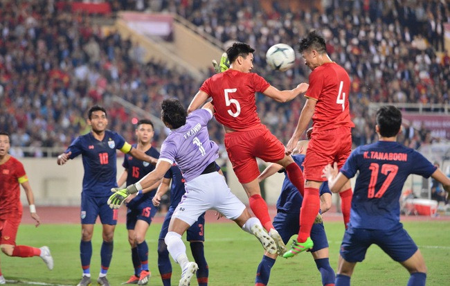 Lần thứ 2, khi trung vệ Bùi Tiến Dũng đưa bóng vào khung thành đối phương, trọng tài người Oman đã ngay lập tức thổi còi không công nhận bàn thắng vì cho rằng Văn Hậu đã phạm lỗi với thủ thành Kawin Thamsatchanan.
