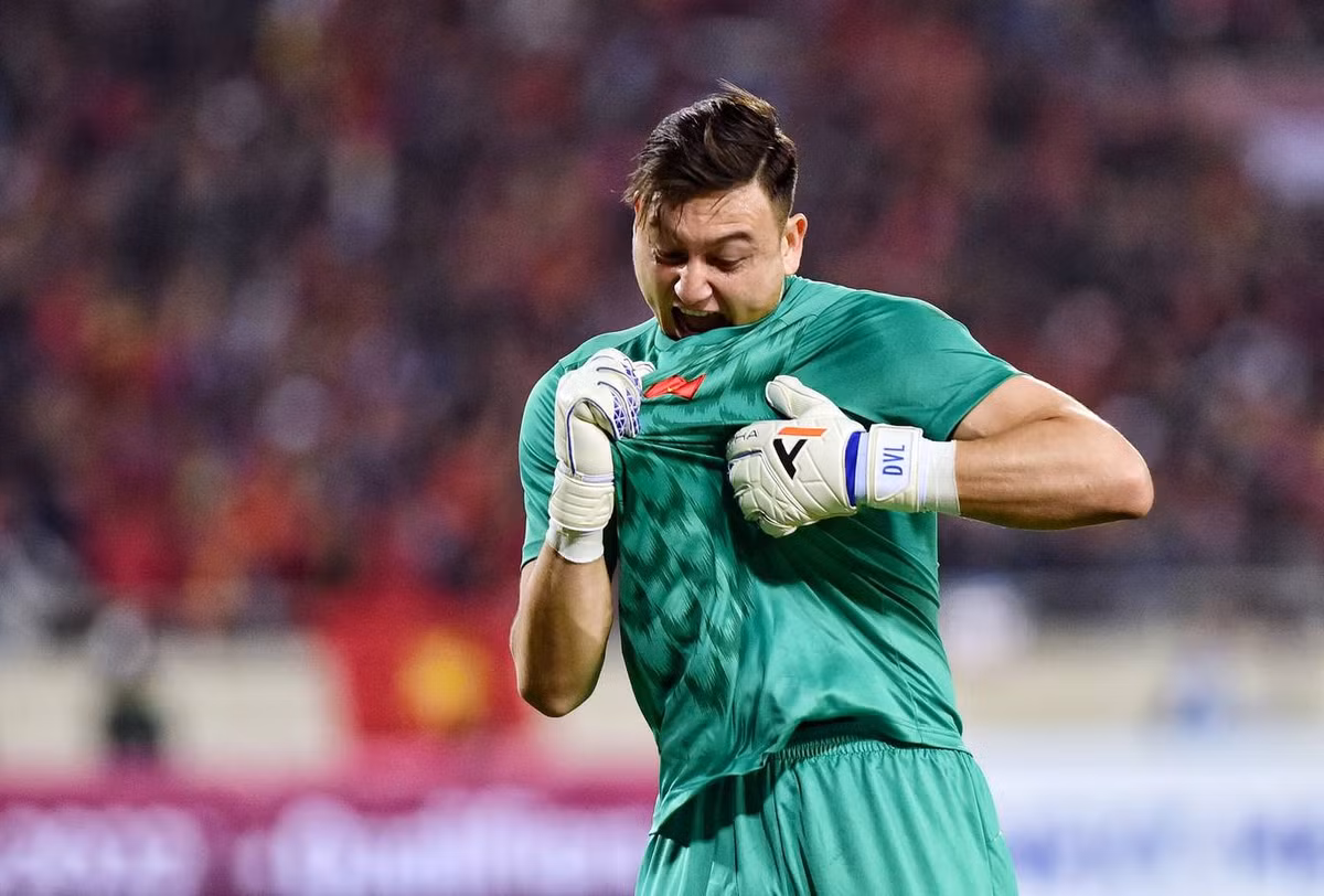 Ông Ahmed Alkaf quyết định cho Thái Lan một quả penalty sau pha phạm lỗi của Tiến Linh, may mắn thủ thành Đặng Văn Lâm đã bay người đỡ bóng chính xác, cứu một bàn thua trông thấy cho tuyển Việt Nam.