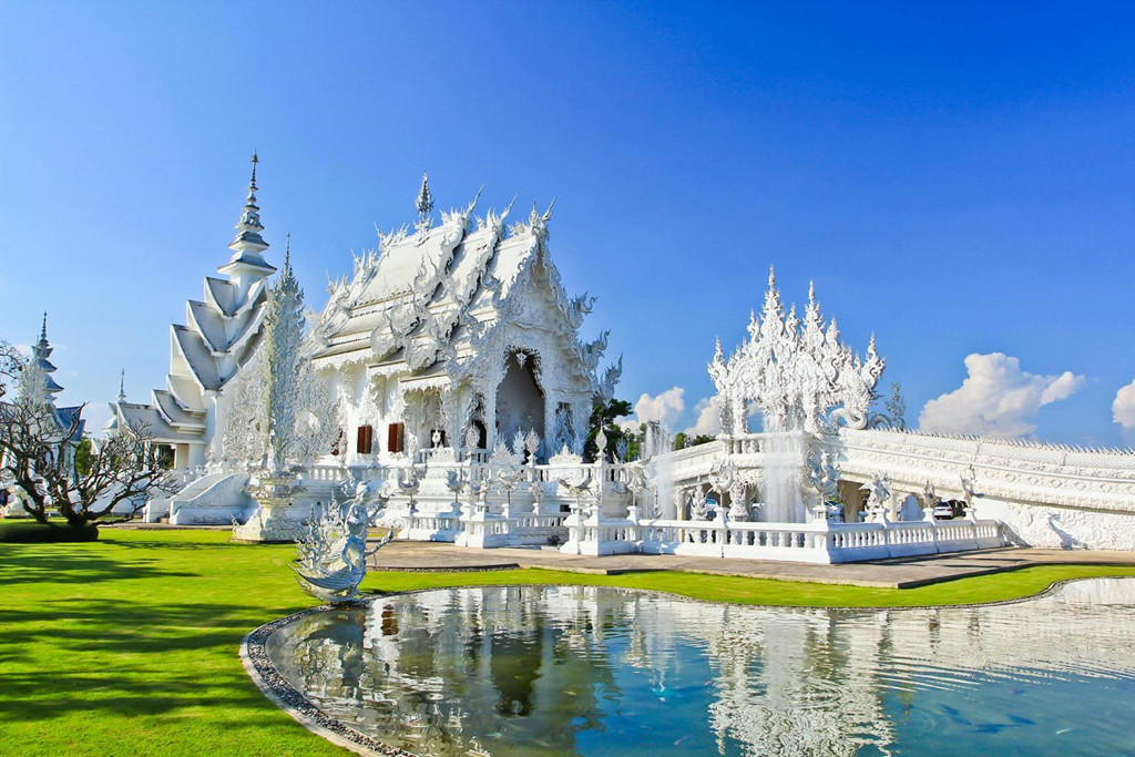 2. Wat Rong Khun, Chiang Mai, Thái Lan: Được biết đến tại địa phương với tên gọi "Đền Trắng", Wat Rong Khun trước đây từng là một ngôi đền bị hư hỏng nặng cho đến khi được nghệ sĩ Chalermchai Kositpipat xây dựng lại bằng tiền riêng của mình. Ảnh: KKday.