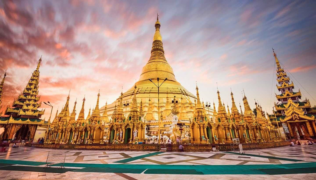 3. Chùa Shwedagon, Yangon, Myanmar: Có thể coi đây là ngôi chùa lấp lánh nhất châu Á khi toàn bộ bảo tháp cao 110 m được bao phủ hoàn toàn bằng vàng. Đỉnh chùa được nạm 4.531 viên kim cương, trong đó viên lớn nhất nặng 72 carat. Ảnh: Gody.