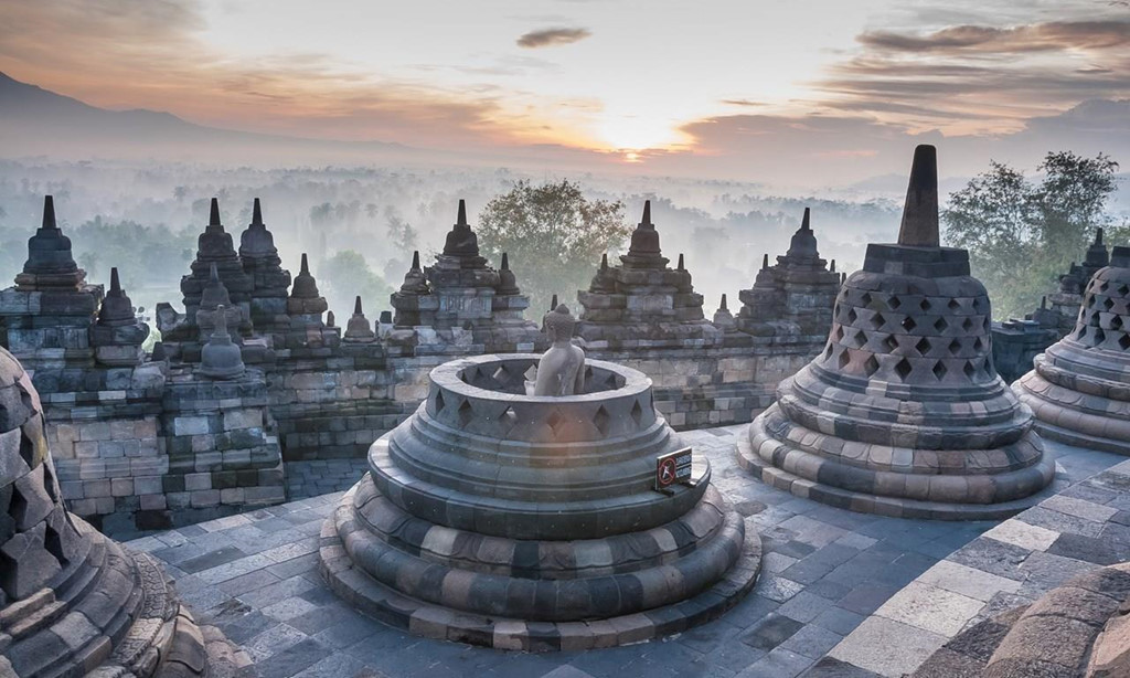 4. Borobudur, Java, Indonesia: Trong khi Shwedagon tỏa sáng lấp lánh, ngôi chùa Borobodur lại có phần trầm bình hơn. Tọa lạc tại thung lũng Java ở Indonesia, Borobodur khoác lên mình lớp áo tối màu của đá với dáng vẻ an yên. Được xây dựng theo truyền thống Đại thừa vào khoảng năm 800 sau Công nguyên, đây là tượng đài Phật giáo lớn nhất thế giới. Ảnh: Wanderlust.