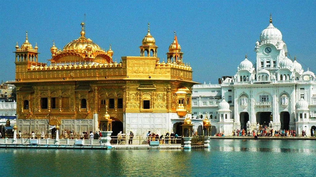 5. Đền Harmandir Sahib, Amritsar, Ấn Độ: Tòa nhà linh thiêng nhất trong tôn giáo Sikh, Harmandir Sahib hay còn được gọi là "Đền Vàng", được xây dựng vào thế kỷ 16 để đánh dấu vị trí bên cạnh một hồ nước nơi Đức Phật và Đạo sư Nanak, người sáng lập đạo Sikh, từng thiền định.