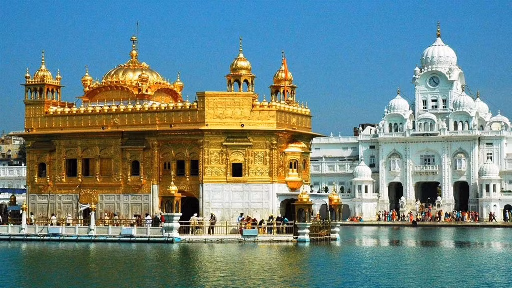 5. Đền Harmandir Sahib, Amritsar, Ấn Độ: Tòa nhà linh thiêng nhất trong tôn giáo Sikh, Harmandir Sahib hay còn được gọi là "Đền Vàng", được xây dựng vào thế kỷ 16 để đánh dấu vị trí bên cạnh một hồ nước nơi Đức Phật và Đạo sư Nanak, người sáng lập đạo Sikh, từng thiền định.