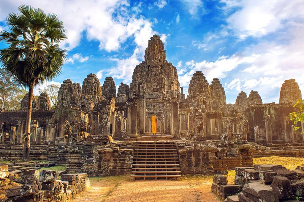 Angkor Wat nổi tiếng bởi sự hùng vĩ và hài hòa trong kiến trúc với các bức phù điêu tinh tế và vô số họa tiết trang trí trên tường. Nơi đây đã vinh dự đón nhận danh hiệu Di sản Văn hóa Thế giới do UNESCO công nhận vào năm 1992. Ảnh: Urlaubstracker.