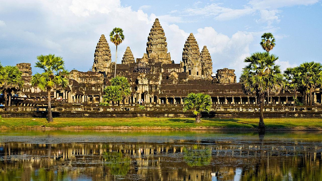 6. Angkor Wat, Campuchia: Xây dựng với mục đích ban đầu như một ngôi đền Hindu vào thế kỷ thứ 12, quần thể đền thờ Angkor Wat được coi là di tích tôn giáo lớn nhất thế giới, có diện tích 162,6 ha với hơn 100 đền tháp rộng lớn. Ảnh: REI.