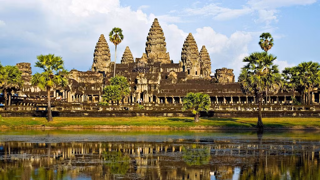 6. Angkor Wat, Campuchia: Xây dựng với mục đích ban đầu như một ngôi đền Hindu vào thế kỷ thứ 12, quần thể đền thờ Angkor Wat được coi là di tích tôn giáo lớn nhất thế giới, có diện tích 162,6 ha với hơn 100 đền tháp rộng lớn. Ảnh: REI.