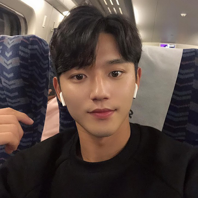 Dù chưa có nhiều thành tích nổi bật trong sự nghiệp nhưng cầu thủ trẻ lại thu hút được vô vàn sự chú ý bởi vẻ ngoài điển trai.