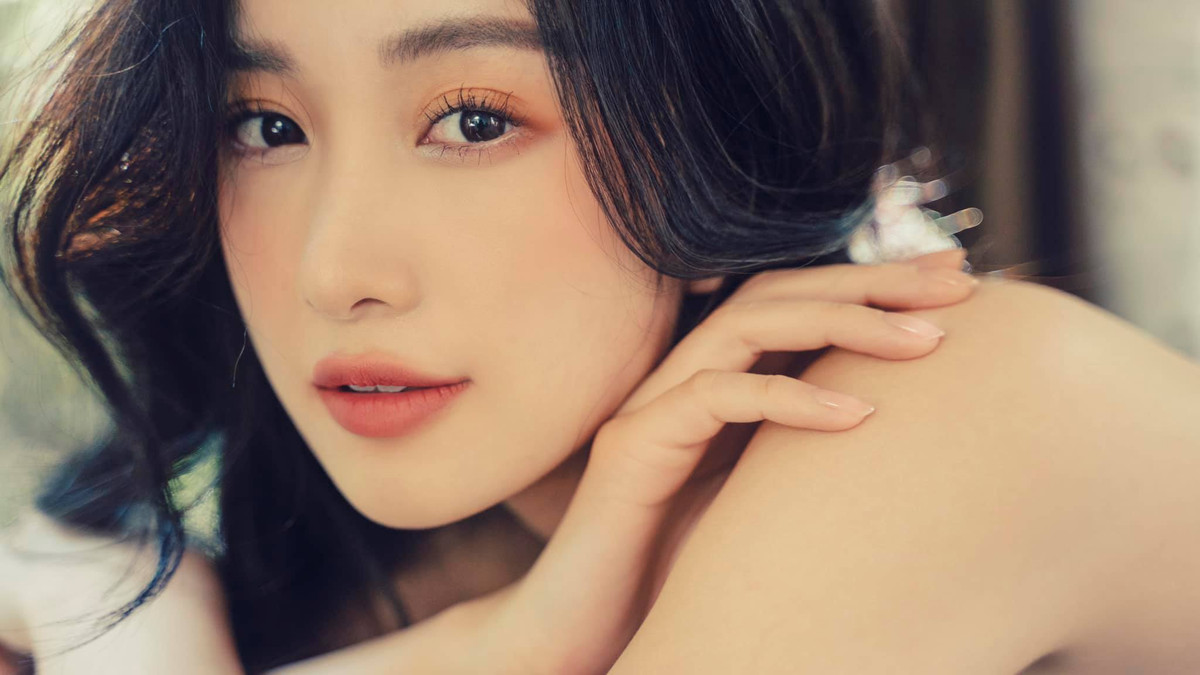 Màu ảnh nhẹ nhàng, trang điểm không cầu kỳ, bối cảnh cũng tối giản khiến bộ ảnh của Jun Vũ nhẹ nhàng như sương mai.