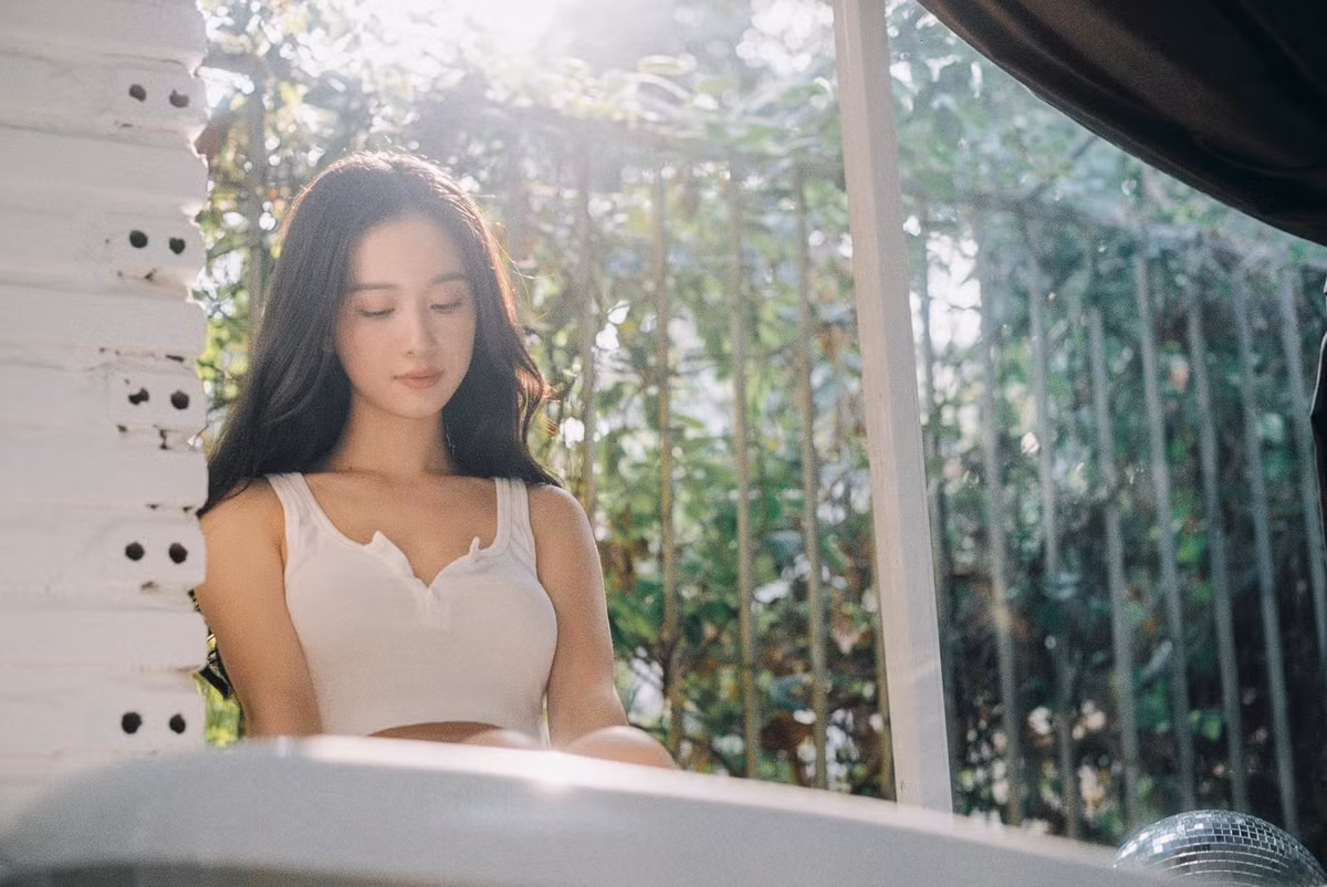 Những năm gần đây, hot girl về hẳn Việt Nam để theo đuổi sự nghiệp diễn xuất.