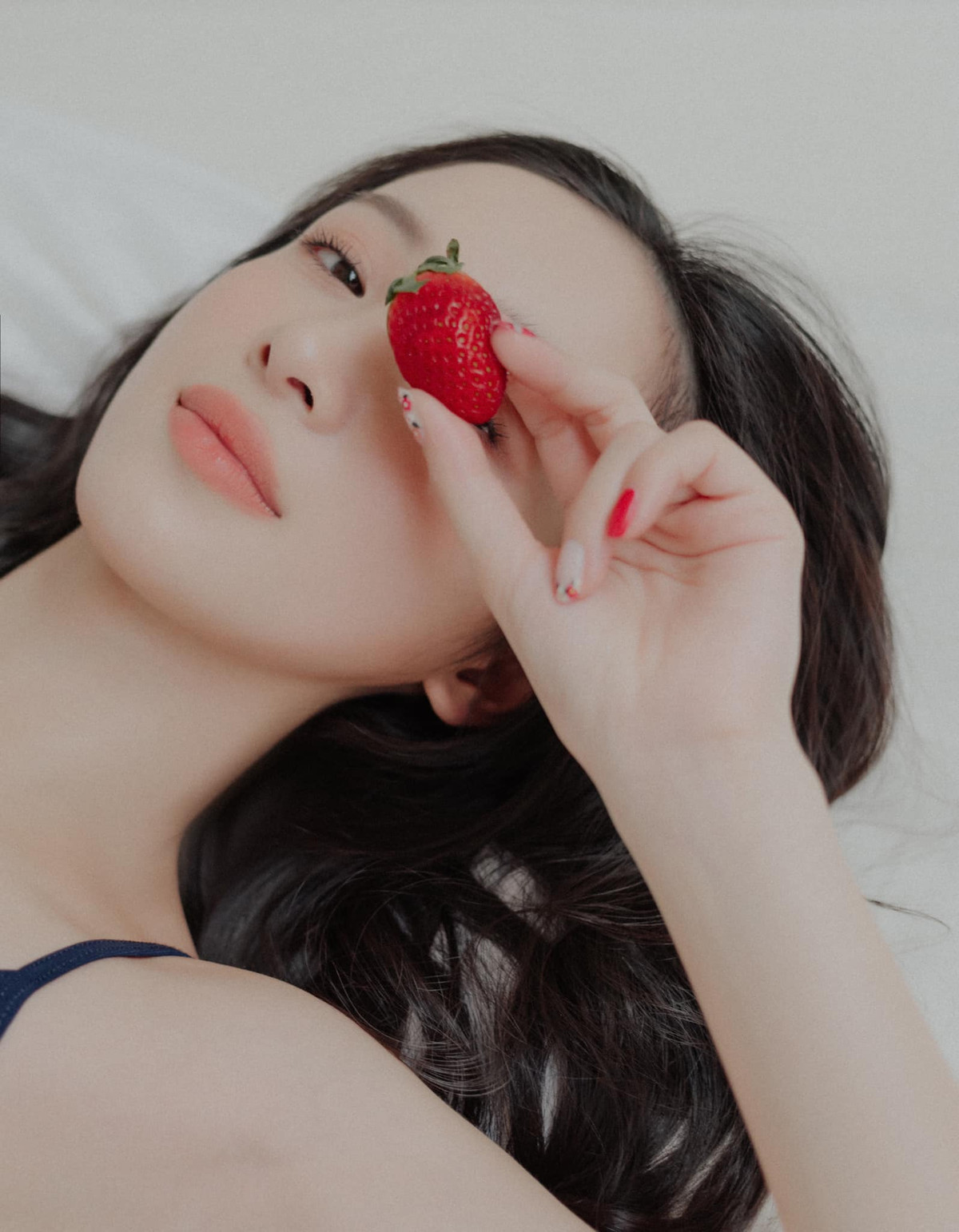 Vẻ đẹp của cô nàng được rất nhiều báo Thái Lan và Châu Á khen ngợi. Từng có thời gian, Jun Vũ hoạt động nghệ thuật song song ở cả Thái và Việt Nam.