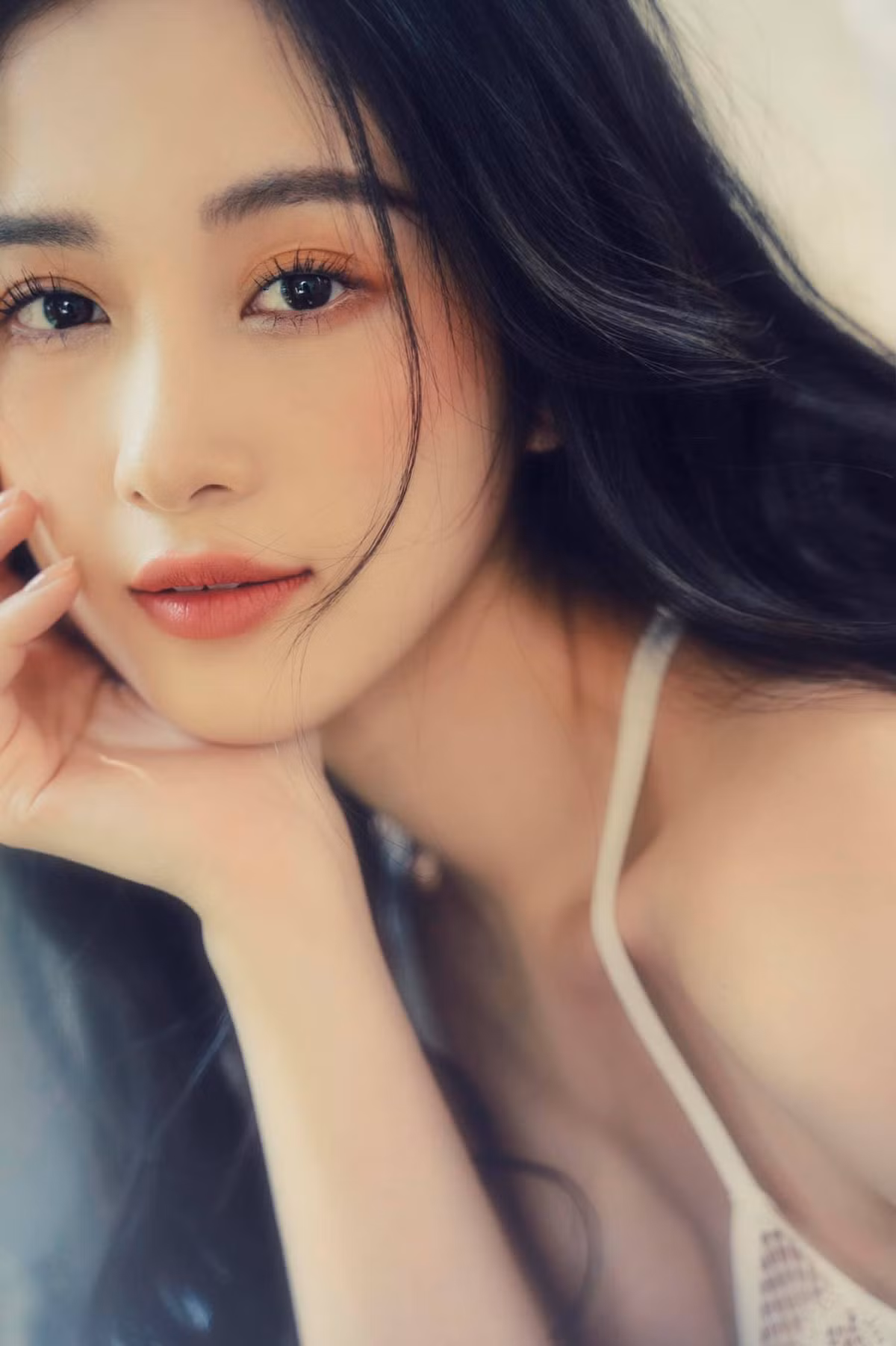 Nhan sắc của cô nàng xứng danh nàng thơ. Dù khiêu gợi mức nào cũng vô cùng trong trẻo, không hề dung tục.