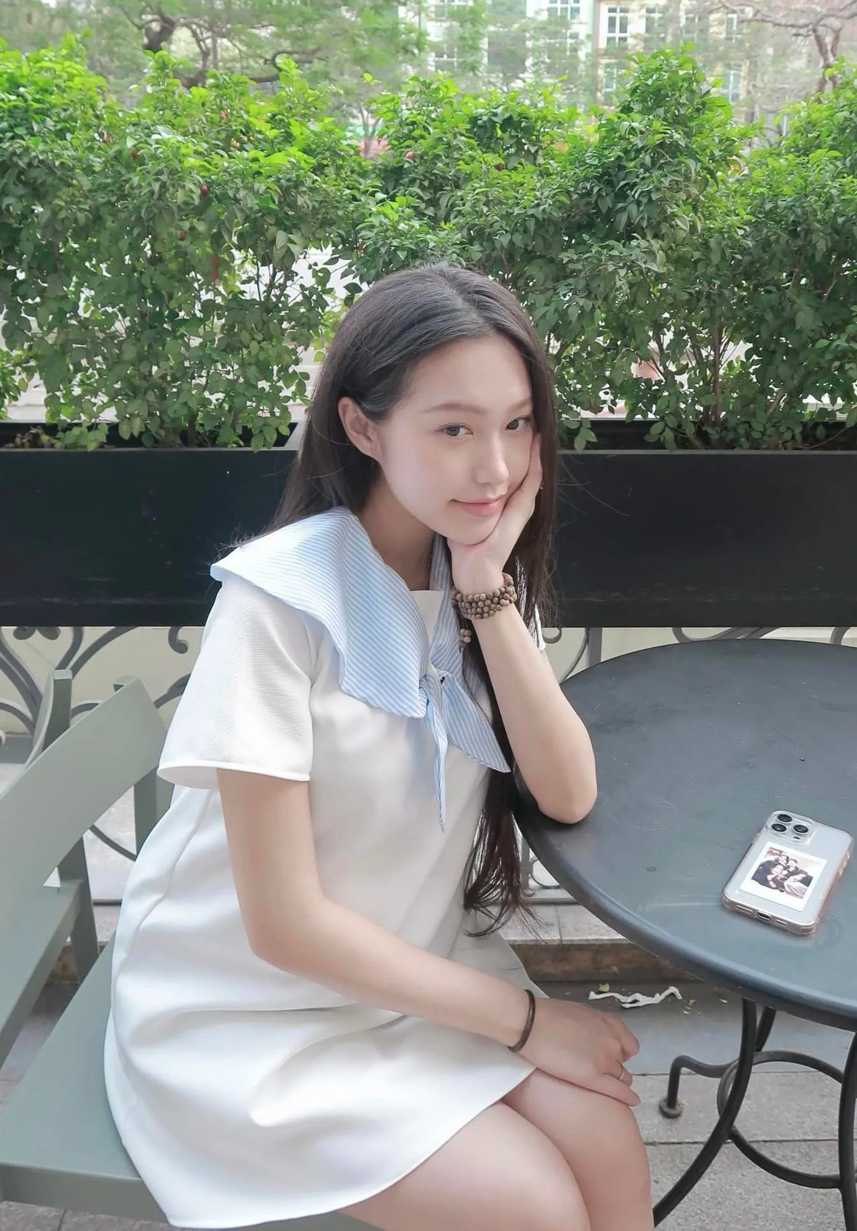 Cách đây ít ngày cô nàng cũng vừa đăng tải ảnh đi cà phê vui vẻ.