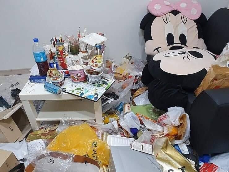 Mới đây, trên mạng xã hội xuất hiện những tấm hình chụp một căn nhà bừa bãi rác thải thu hút sự chú ý của cộng đồng mạng. Căn nhà bao gồm nhiều căn phòng bẩn như bãi rác khiến ai xem cũng phải hết hồn.