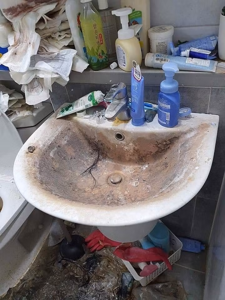 Trong khi đó, bồn rửa mặt cũng bám đầy bẩn, rác thải thì không dọn vứt lên cả tủ đồ. Không cần ở hiện trường cũng biết căn phòng bẩn thỉu này hôi đến mức độ nào.