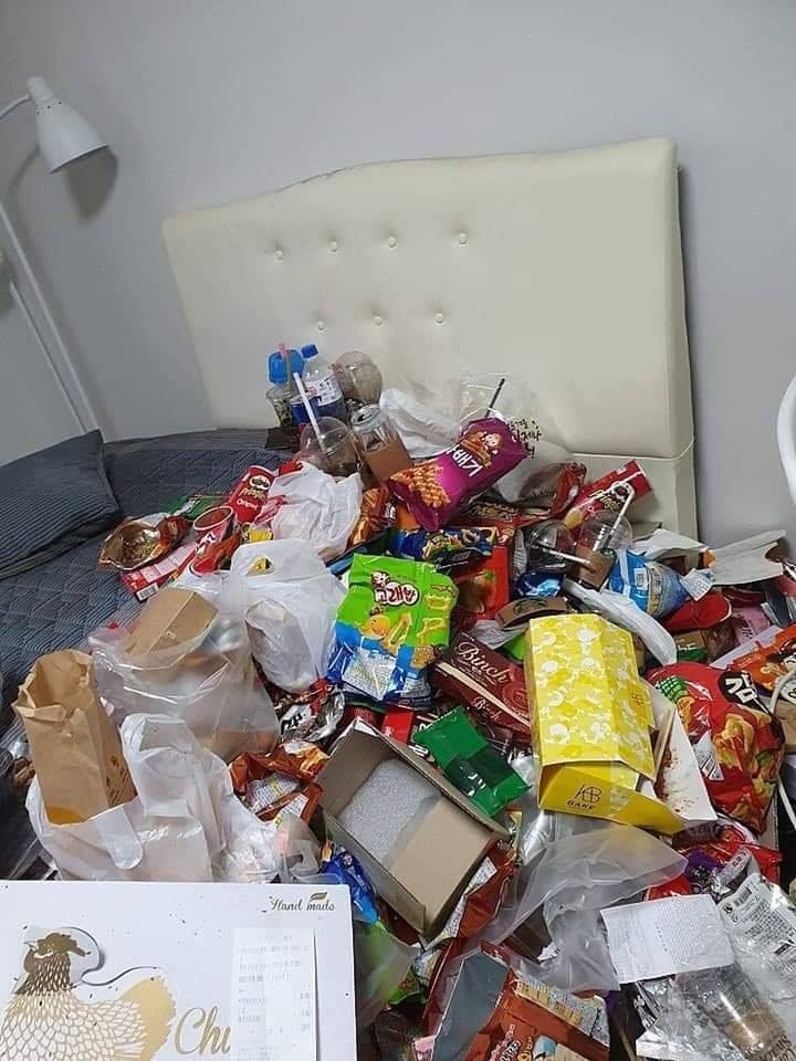 Có thể thấy họp đồ ăn, gói snack ăn xong, chủ nhà vứt thành một đống rác lù lù ngay giữa phòng vô cùng chướng mắt. Nhiều người bình luận căn phòng bẩn này trông không khác gì vô chủ, thậm chí là bẩn hơn chuồng lợn.