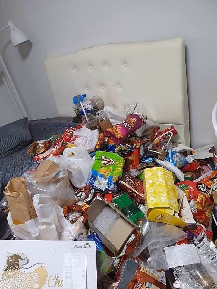 Có thể thấy họp đồ ăn, gói snack ăn xong, chủ nhà vứt thành một đống rác lù lù ngay giữa phòng vô cùng chướng mắt. Nhiều người bình luận căn phòng bẩn này trông không khác gì vô chủ, thậm chí là bẩn hơn chuồng lợn.