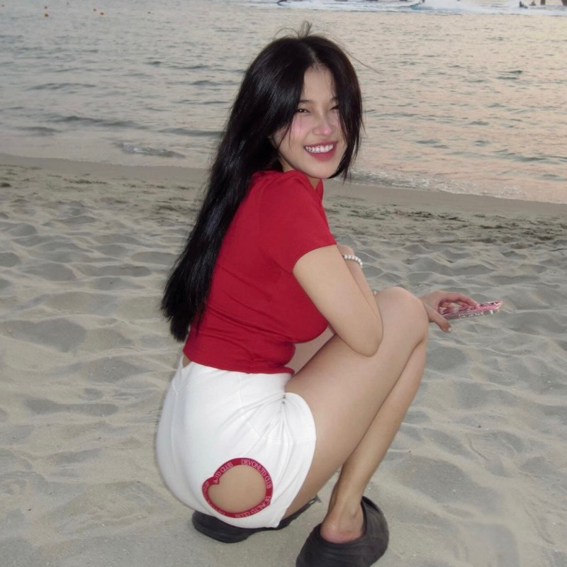 Tuy nhiên, nhiều người cho rằng chiếc quần này là "gợi cảm'' quá đà, lộ những chỗ không cần lộ, và chỉ nên mặc đi biển mà thôi