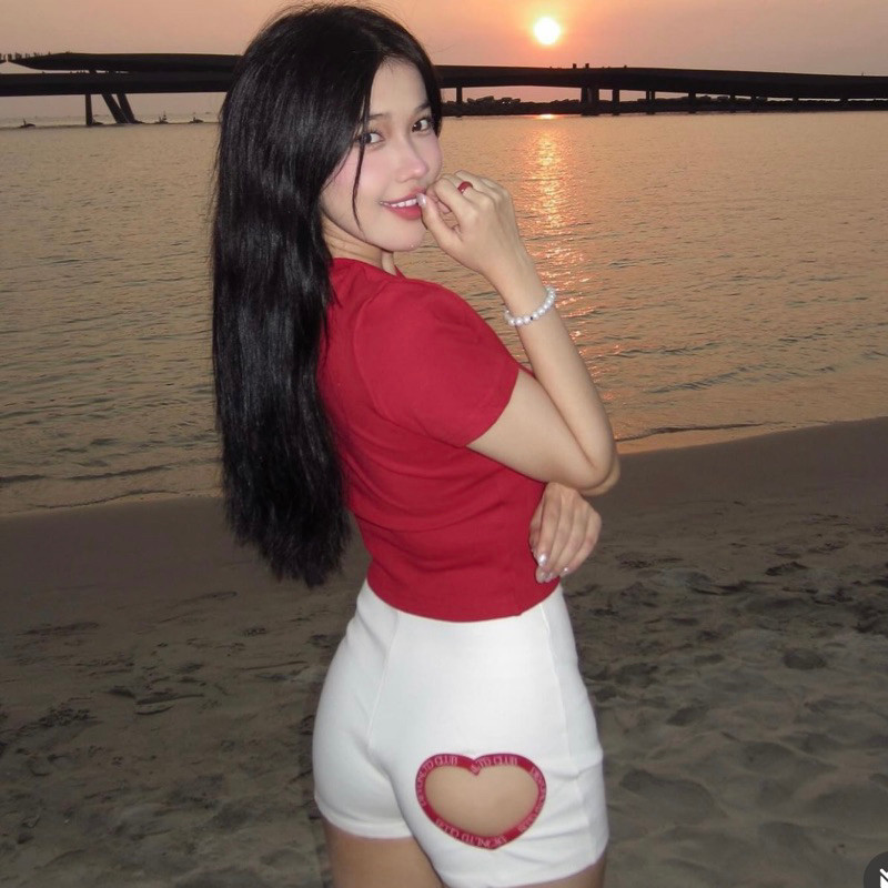 Điểm nhấn của chiếc quần là một hình trái tim được cắt xẻ phần phía sau