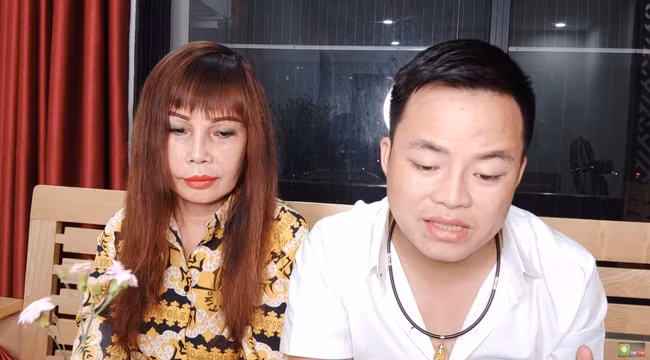 Mới đây nhất, "cô dâu 62" tiến hành tháo băng và cập nhật hình ảnh mới đến với cộng đồng mạng bằng clip livestream cùng chồng trẻ Hoa Cương.