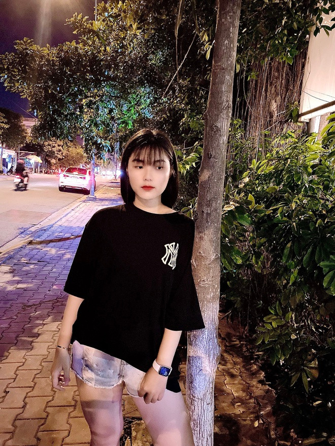 Để thực hiện mục tiêu đề ra, Uyên nhịn ăn, bỏ bữa trong ba ngày. 9X tưởng cách này sẽ giảm cân hiệu quả, nhưng cô không chịu nổi cơn đói nên ăn thoải mái một bữa. Kết quả, cân nặng trở lại mốc cũ, thậm chí tăng nhanh hơn trước khi ăn kiêng. Uyên cũng "cai nghiện" trà sữa với mong muốn cơ thể bớt phì nhiêu.