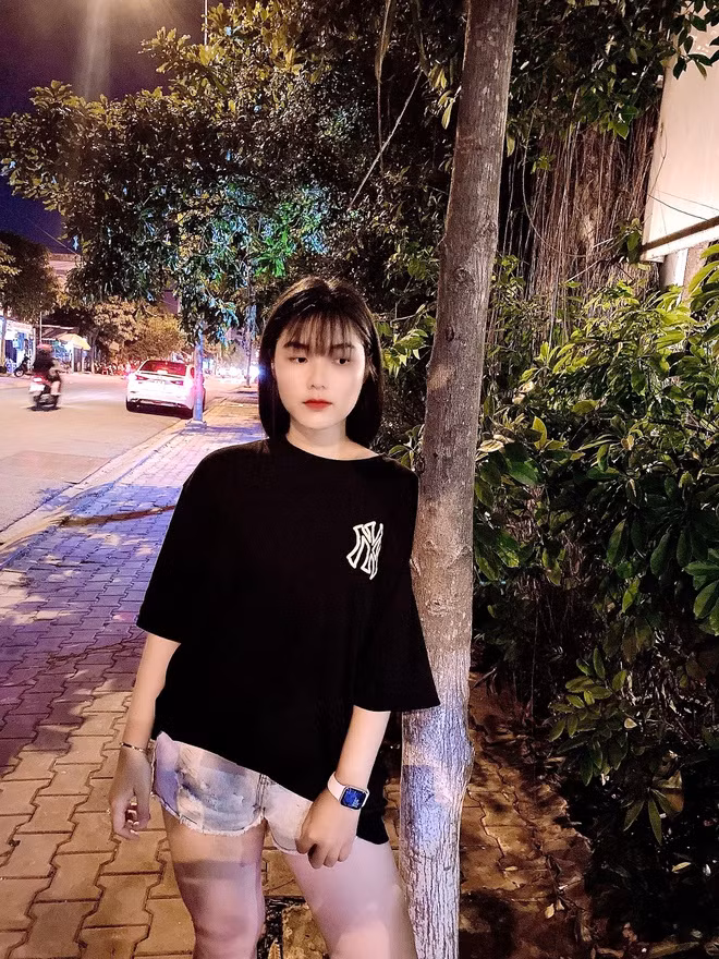 Để thực hiện mục tiêu đề ra, Uyên nhịn ăn, bỏ bữa trong ba ngày. 9X tưởng cách này sẽ giảm cân hiệu quả, nhưng cô không chịu nổi cơn đói nên ăn thoải mái một bữa. Kết quả, cân nặng trở lại mốc cũ, thậm chí tăng nhanh hơn trước khi ăn kiêng. Uyên cũng "cai nghiện" trà sữa với mong muốn cơ thể bớt phì nhiêu.