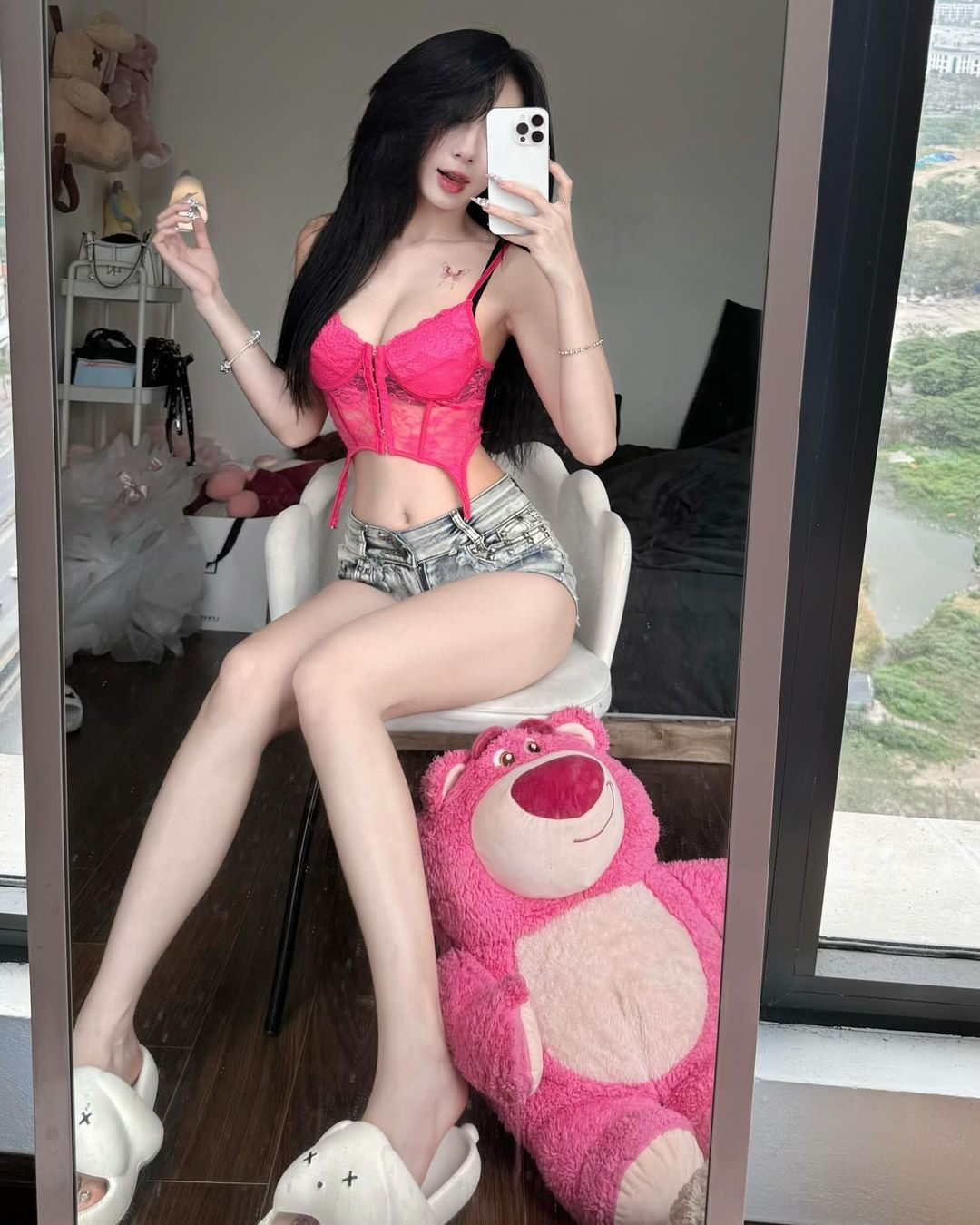 Chuyện này khiến nhiều người có cái nhì không tốt về cô. Từ đó, Quỳnh Hương bị gắn mác "trà xanh" hay "con giáp thứ 13".