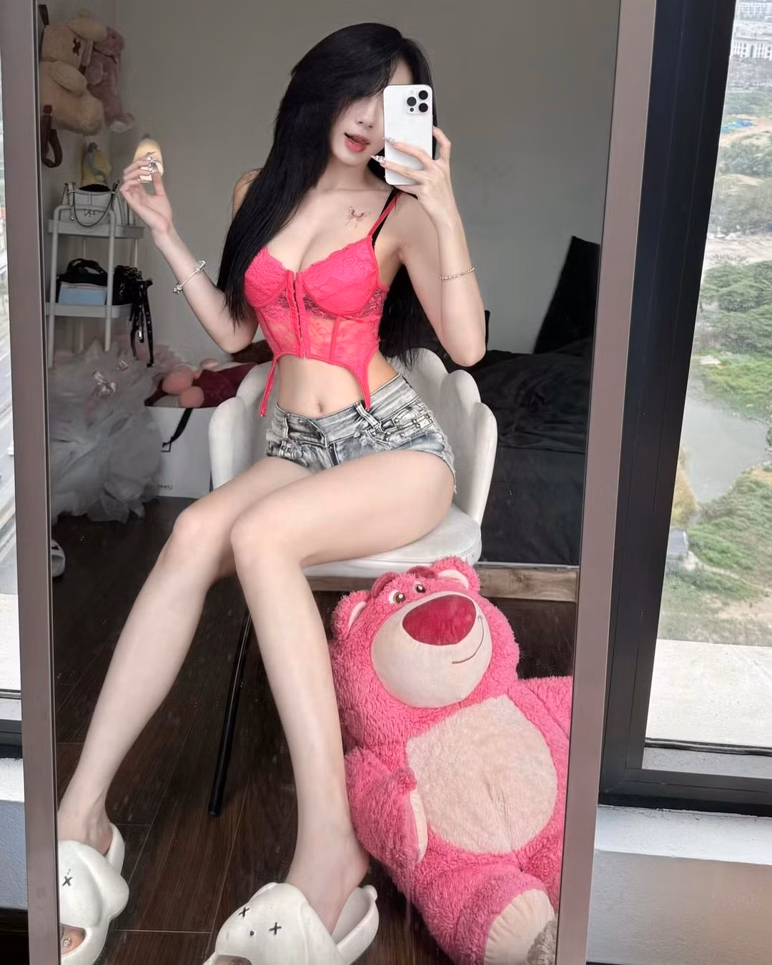 Chuyện này khiến nhiều người có cái nhì không tốt về cô. Từ đó, Quỳnh Hương bị gắn mác "trà xanh" hay "con giáp thứ 13".