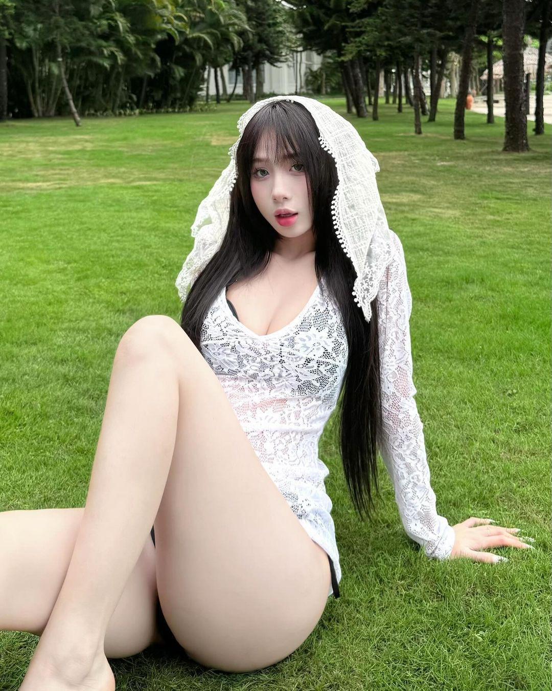 Mới đây, Quỳnh Hương đã đăng tải loạt ảnh check-in trên bãi cỏ xanh mướt mắt, cô nàng diện bikini hải mảnh màu đen, bên ngoài mặc chiếc áo ren trắng xuyên thấu cực gợi cảm.