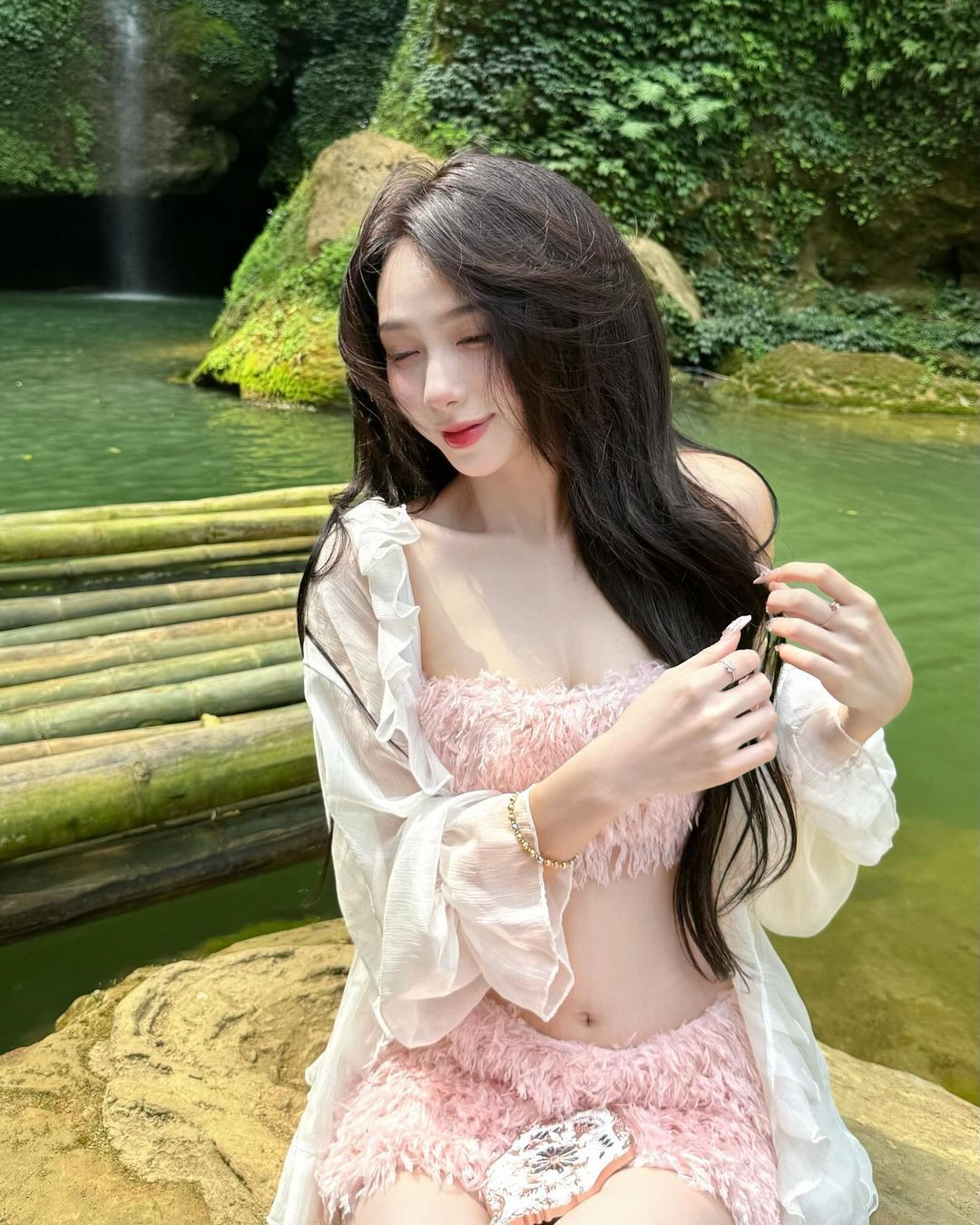 Người đẹp Hải Phòng sở hữu kênh TikTok _iamhuonggggg với gần 2 triệu follower và hơn 45M lượt yêu thích.