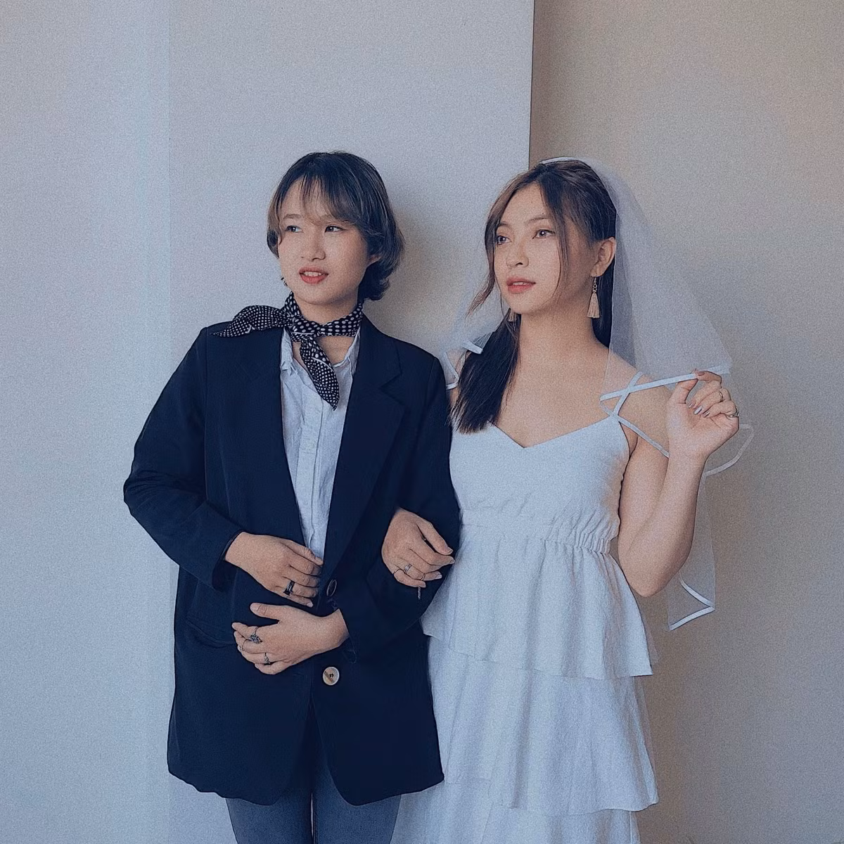 Xác nhận chia tay chưa được bao lâu, Nhật Lê bất ngờ đăng tải hình ảnh mặc váy cưới, đội khăn voan trắng cô dâu vô cùng xinh đẹp.