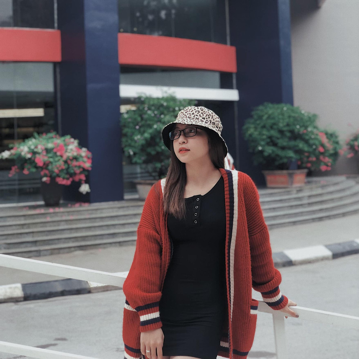 Nhật Lê được biết đến là bạn gái của cầu thủ Quang Hải. Sau khi người yêu nổi tiếng, Nhật Lê cũng được "thơm lây". Trước đây, cô chơi rất thân với dàn cầu thủ của U23 Việt Nam như thủ môn Bùi Tiến Dũng, Đoàn Văn Hậu, Hà Đức Chinh,....