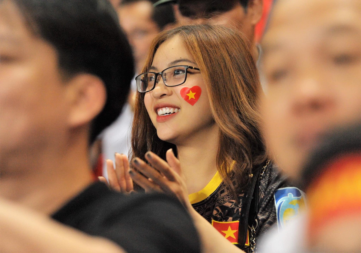 Nhật Lê cũng từng xuất hiện trên nhiều chương trình như "Nhanh như chớp", "Sàn đấu ca từ",....Tuy nhiên thời gian đó cô nàng bị rất nhiều khán giả chỉ trích bởi cho rằng hám "fame", lợi dụng người yêu để nổi tiếng.