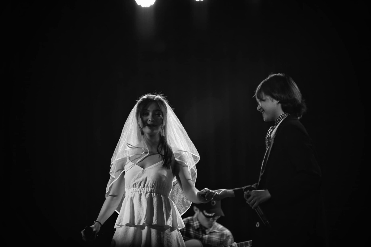 Bên cạnh bạn gái cũ Quang Hải cũng là một cô gái khác trong trang phục vest đen xinh đẹp không kém. Cả hai đang chuẩn bị cho phần biểu diễn âm nhạc của mình nên "tranh thủ" chụp hình.