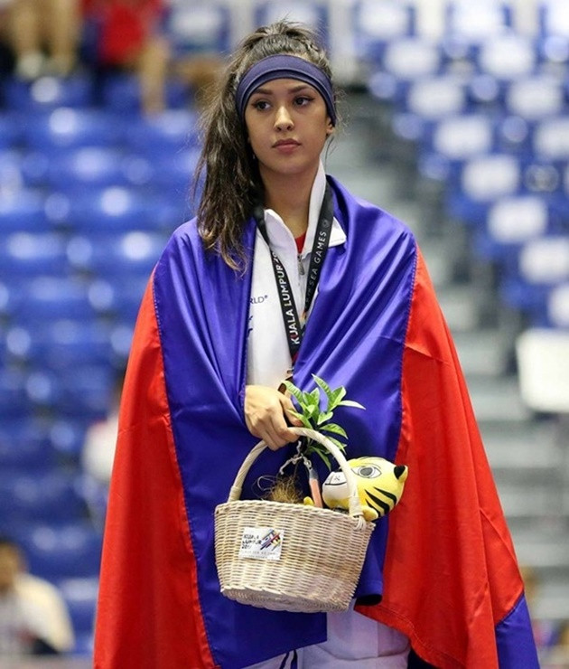 Tubbs Casandre không mang vẻ đẹp thuần Campuchia, cô có bố là người Mỹ và ông Greg Tubbs, cũng là một HLV Taekwondo. Anh cô cũng từng thi đấu Taekwondo cho đoàn thể thao Campuchia tại SEA Games 2011.