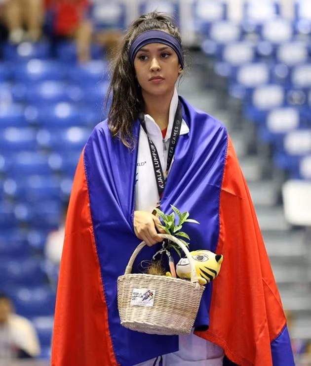 Tubbs Casandre không mang vẻ đẹp thuần Campuchia, cô có bố là người Mỹ và ông Greg Tubbs, cũng là một HLV Taekwondo. Anh cô cũng từng thi đấu Taekwondo cho đoàn thể thao Campuchia tại SEA Games 2011.