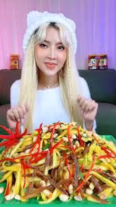Tóc Vàng Hoe là một trong những TikToker rất nổi tiếng ở mảng mukbang. Các món ăn mà Tóc Vàng Hoe mukbang hầu như rất hấp dẫn, vì thế thu hút về vô vàn lượt xem.