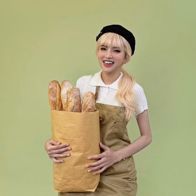 Mukbang là trào lưu phát sóng cảnh tiêu thụ lượng thức ăn lớn bắt nguồn tại Hàn Quốc. Công việc của những người phát sóng nội dung này chỉ là ngồi và ăn hết một số lượng lớn thức ăn.