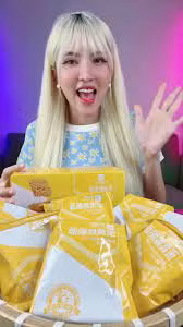 Việc liên tục ăn uống nhận phải khá nhiều lời bình luận trái chiều từ netizen. Nhiều người bày tỏ sự khó chịu, tuy nhiên có những người yêu thích tiếng ăn uống mà các mukbanger mang lại.