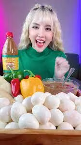 Theo dõi những nội dung của nữ Tiktoker, nhiều khán giả không khỏi giật mình vì độ liều lĩnh của cô gái khi từ mâm gỏi thịt bò, bạch tuộc sống đến 10 bộ óc heo, 20 quả trứng sống, vài chục con đuông dừa đều được cô gái này ăn trong không đến 10 phút.