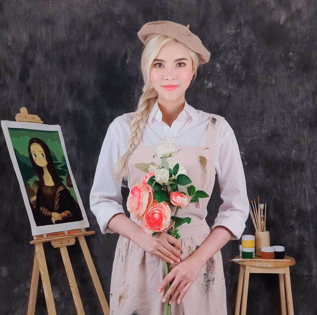 Tóc Vàng Hoe gây ấn tượng với những màn ăn uống ngon miệng hết cả đĩa, bàn thức ăn khổng lồ. Hiện tại, kênh TikTok của cô đã đạt hơn 2,1 triệu lượt theo dõi và hơn 35,7 triệu lượt yêu thích.