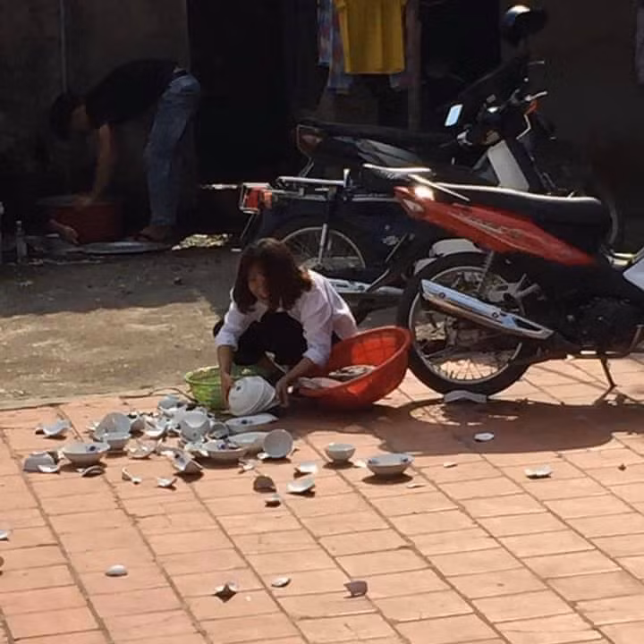 Mới đây, trên diễn đàn BEATVN đăng tải hình ảnh một cô gái trẻ đang cặm cụi nhặt một rổ bát, đĩa vỡ cùng với dòng trạng thái: "Người yêu em dẫn em về ra mắt nhà anh ấy, mọi người cho em hỏi em làm như này gây ấn tượng đủ mạnh chưa ạ?" thu hút sự chú ý của cộng đồng mạng.