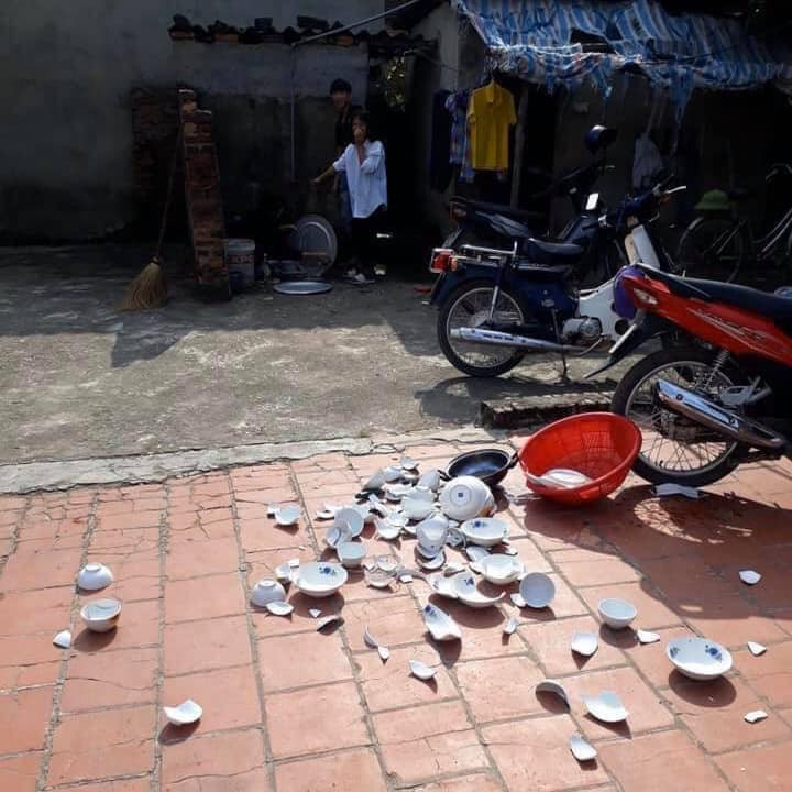 Là lần đầu ra mắt nhà người yêu nhưng cô gái đã làm vỡ cả rổ bát thế kia chắc chắn đã gây ấn tượng cực mạnh với nhà chồng tương lai. "Thông minh lắm, lần sau đến đỡ phải làm gì, à quên, làm gì có lần sau" - Người dùng tên A.T hài hước bình luận.