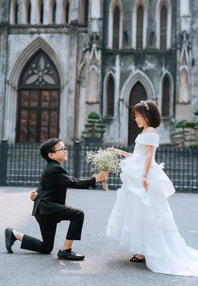 Không bỏ cuộc, chị My tạm biệt gia đình để ra Hà Nội học tập tại nơi anh Hùng dạy. E ngại tình cảm của "học trò" nên anh Hùng liên tục từ chối, trốn tránh.