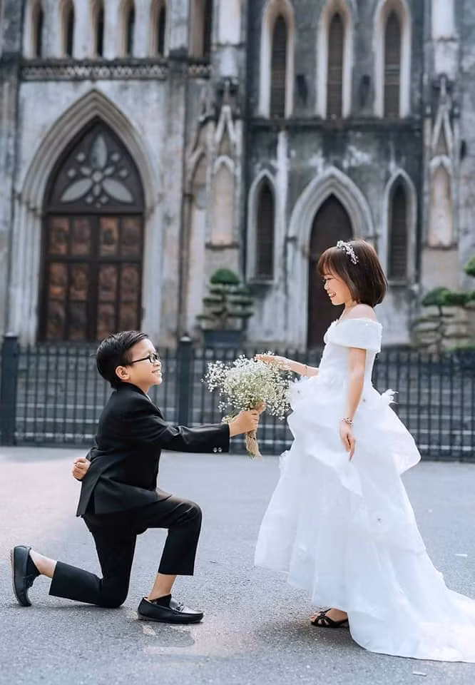 Không bỏ cuộc, chị My tạm biệt gia đình để ra Hà Nội học tập tại nơi anh Hùng dạy. E ngại tình cảm của "học trò" nên anh Hùng liên tục từ chối, trốn tránh.