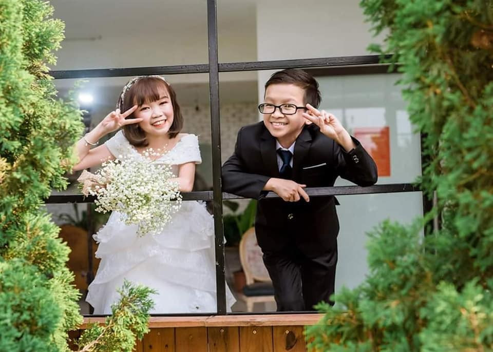 Với ngoại hình tí hon, không ít lần cặp đôi bị nhầm tưởng là trẻ con. Khi ra công viên tâm sự, nhiều người lớn nhiều người lớn đã nhắc nhở và nói rằng "Trẻ con nói dối là không tốt" khi biết tuổi thật của cả hai. Không chỉ có vậy, mỗi lần vào rạp chiếu phim, anh Hùng - chị My luôn bị nhân viên chặn lại yêu cầu xuất trình giấy tờ và phải nhận ánh mắt thiếu thiện cảm, những trận cười ầm ĩ từ những người xung quanh.