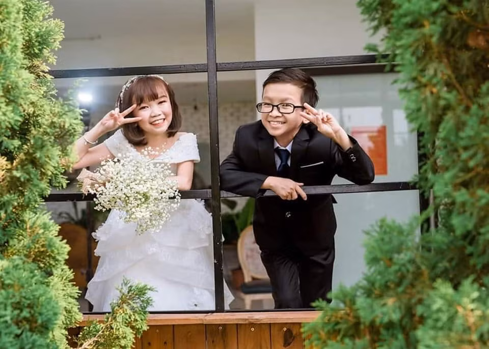 Với ngoại hình tí hon, không ít lần cặp đôi bị nhầm tưởng là trẻ con. Khi ra công viên tâm sự, nhiều người lớn nhiều người lớn đã nhắc nhở và nói rằng "Trẻ con nói dối là không tốt" khi biết tuổi thật của cả hai. Không chỉ có vậy, mỗi lần vào rạp chiếu phim, anh Hùng - chị My luôn bị nhân viên chặn lại yêu cầu xuất trình giấy tờ và phải nhận ánh mắt thiếu thiện cảm, những trận cười ầm ĩ từ những người xung quanh.