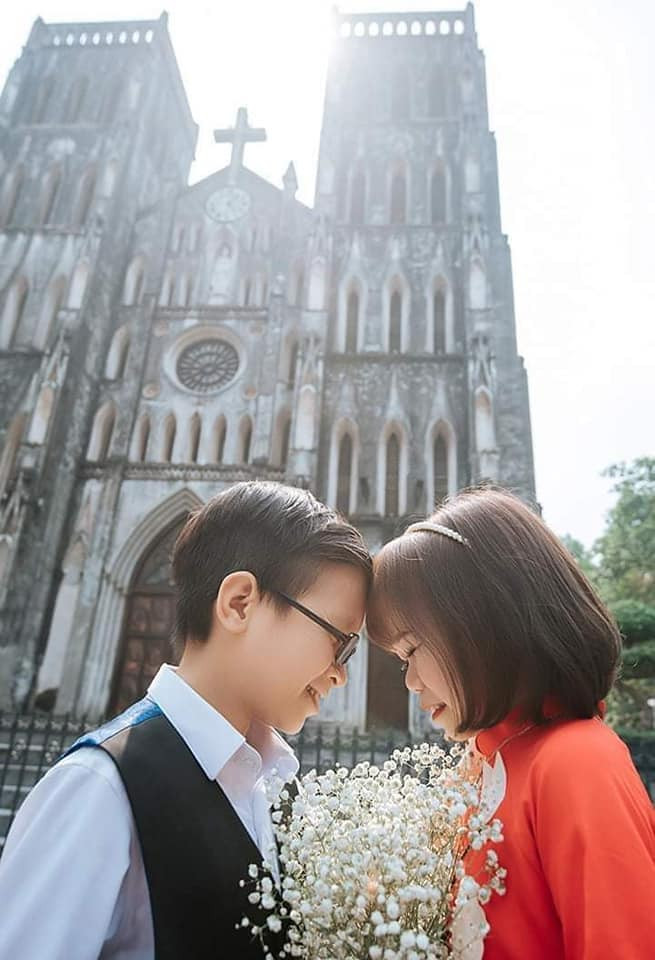 Thời đi học, Hùng thường xuyên bị các bạn trêu đùa đến phát khóc nhưng không dám kể với gia đình vì sợ bố mẹ lo lắng.