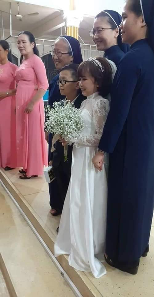 Năm Nguyễn Văn Hùng (quê ở Nam Đàn, Nghệ An) 7 tuổi, cha mẹ thấy con trai thấp bé hơn người bình thường nên cho đi khám thì phát hiện căn bệnh lùn tuyến yên do thiếu hoóc môn tăng trưởng. Không thể chữa trị nên gia đình đành chấp nhận anh mãi mãi dừng lại ở chiều cao 1m17 và gương mặt trẻ thơ.