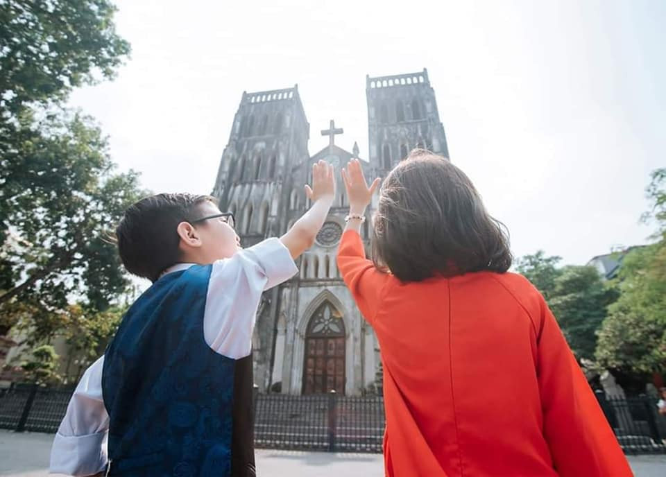 Sau khi học xong tại Trung cấp Kỹ thuật tin học, anh Hùng đi dạy công nghệ thông tin tại Trung tâm Nghị lực sống Hà Nội. Bên cạnh đó, anh Hùng còn là người truyền cảm hứng, nghị lực cho nhiều người khác có hoàn cảnh đặc biệt như anh khiến anh Hùng được nhiều người biết đến trước cả khi tổ chức "đám cưới tí hon" mới đây.